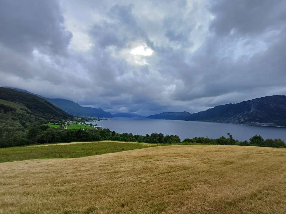 Utsyn over fjorden og opne jorde ved Øggarden